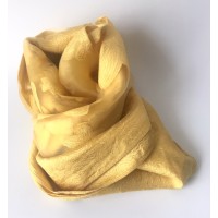 Pañuelo de fiesta largo color mostaza con flores y gasa semitransparente
