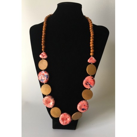 collar-rosa-marron-madera