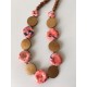 collar-rosa-marron-madera
