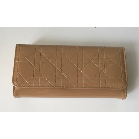 cartera-charol-beige