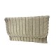 Bolso de mano de rafia natural con solapa trenzada y correa regulable