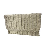 Bolso de mano de rafia natural con solapa trenzada y correa regulable