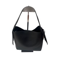 Bolso negro de polipiel con asa de hombro y cremallera