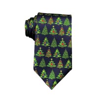 Corbata navideña azul marino con árboles decorados y motivos festivos
