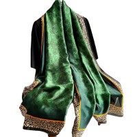 pañuelo-seda-verde-estampado-animal-print-fular-elegante