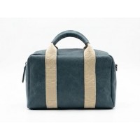 Bolso de mano estilo bowling en color azul petróleo con bandas frontales beige